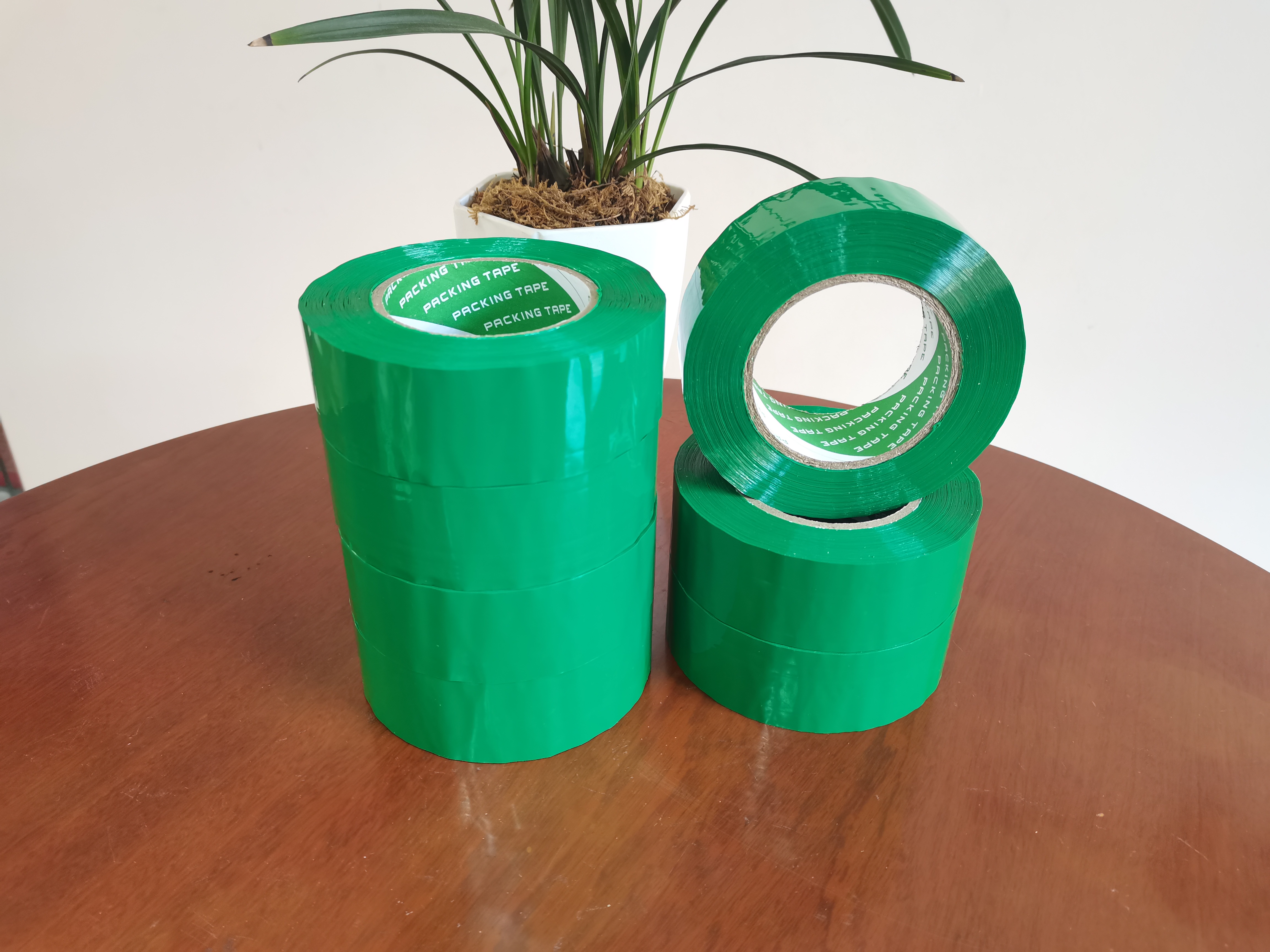 暖辉包装线上卖出的绿色封箱胶带-快递到底要不要给客户送货上门